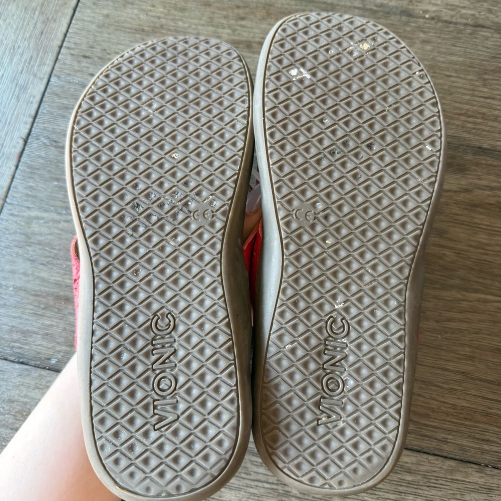 Red floral Vionic flip flops - Picture 4 of 6